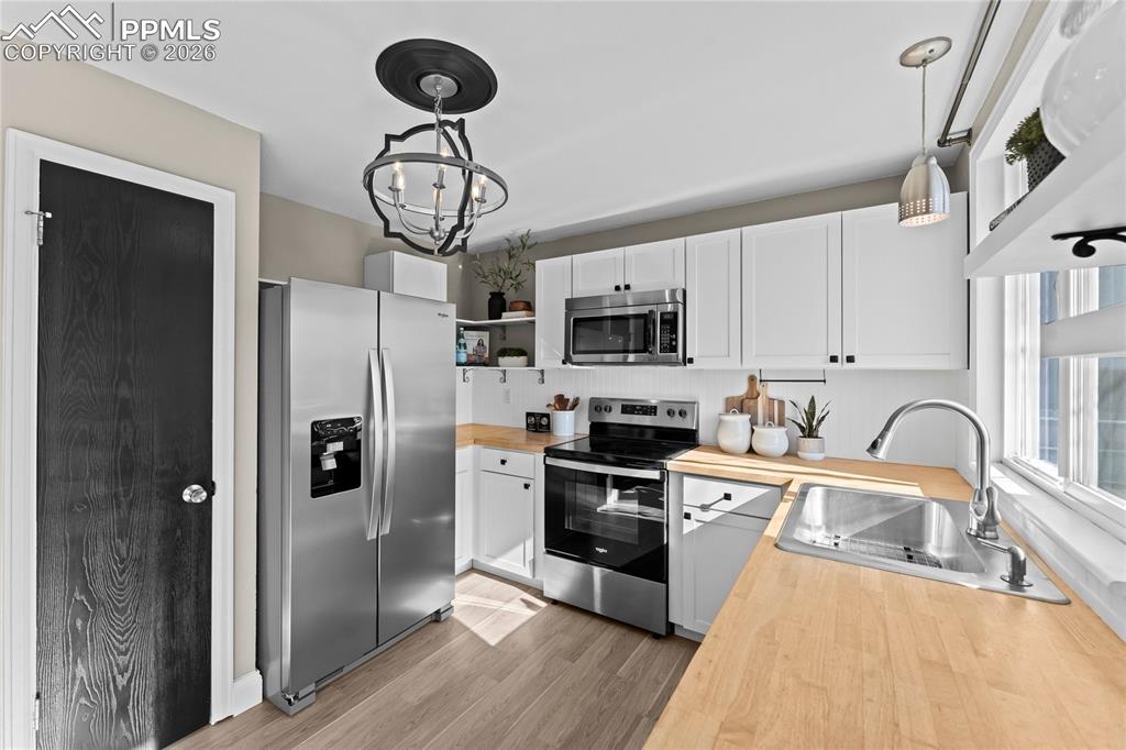 Image 6 of 17: Kitchen