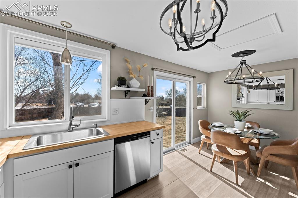 Image 7 of 17: Kitchen