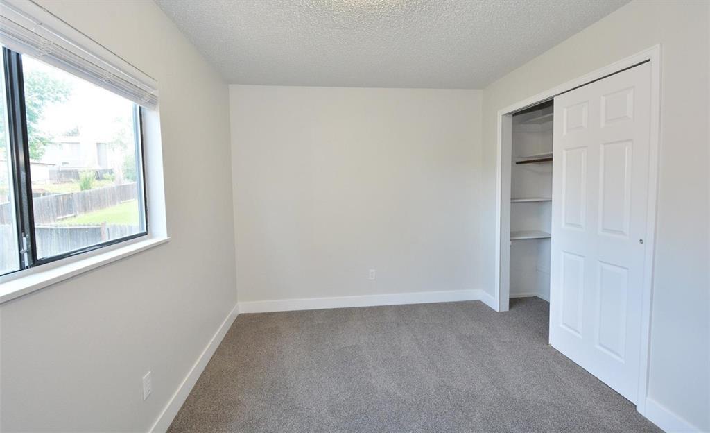 Image 17 of 26: Bedroom