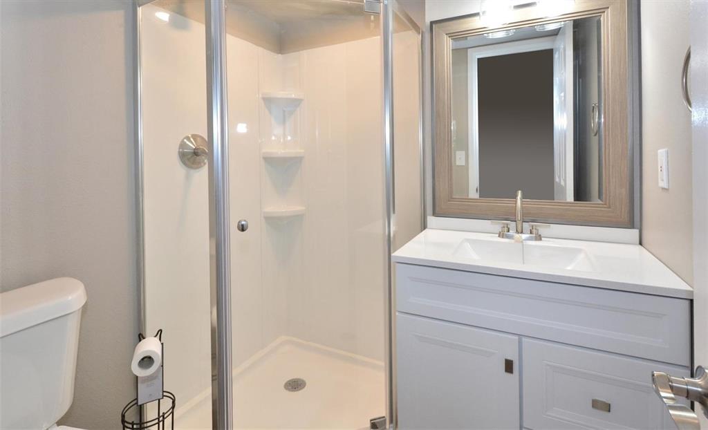Image 22 of 26: Bathroom