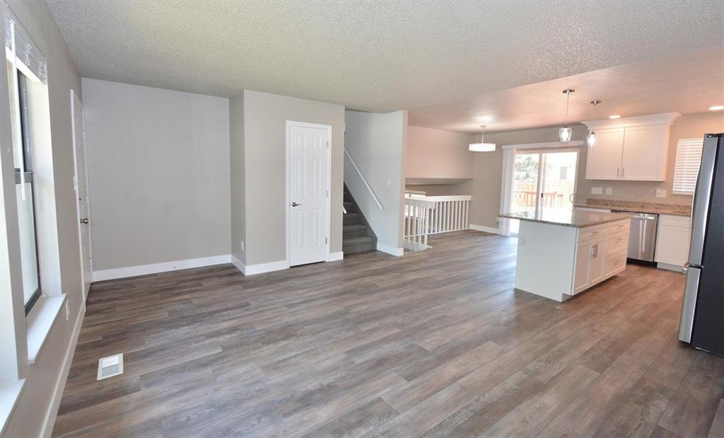 Image 5 of 26: Living Room