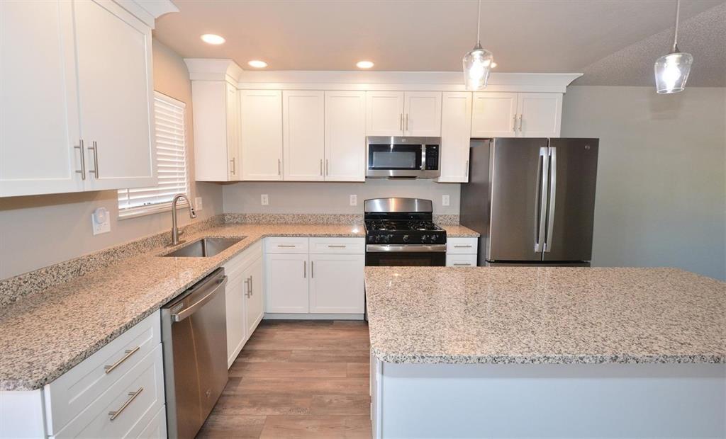 Image 9 of 26: Kitchen