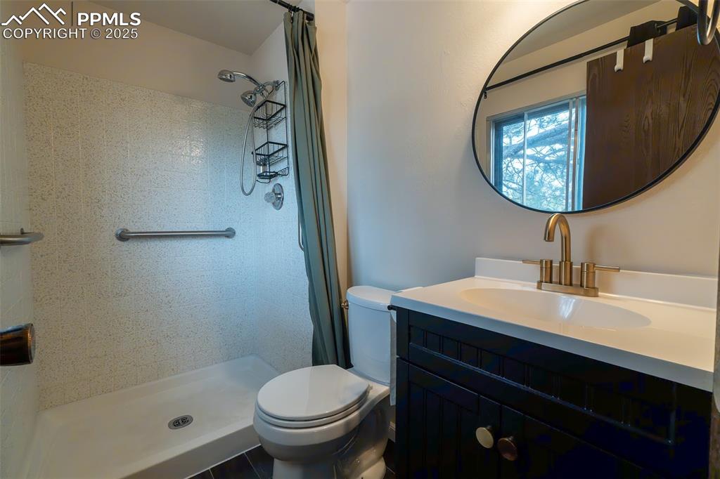 Image 18 of 45: Ensuite Bathroom