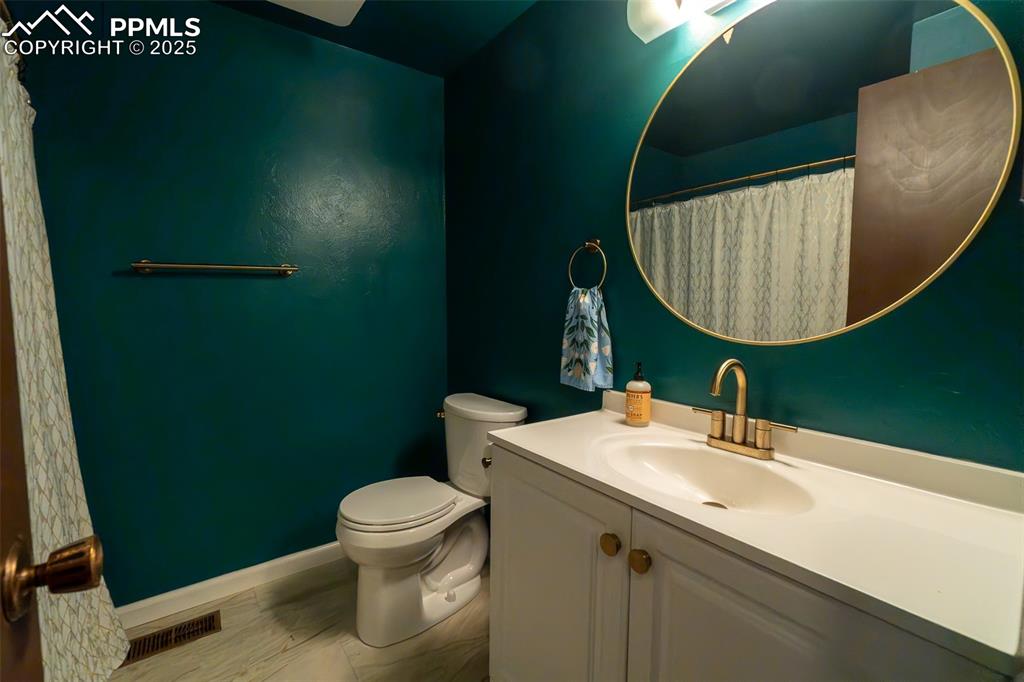 Image 24 of 45: Upper bathroom 