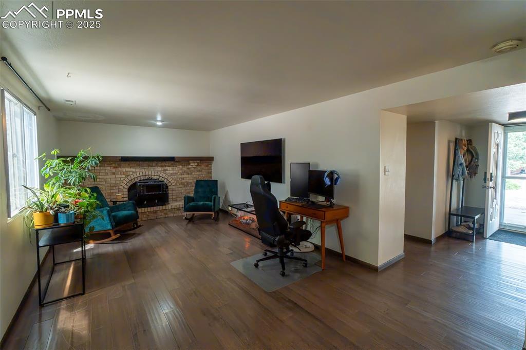 Image 29 of 45: Sitting Room