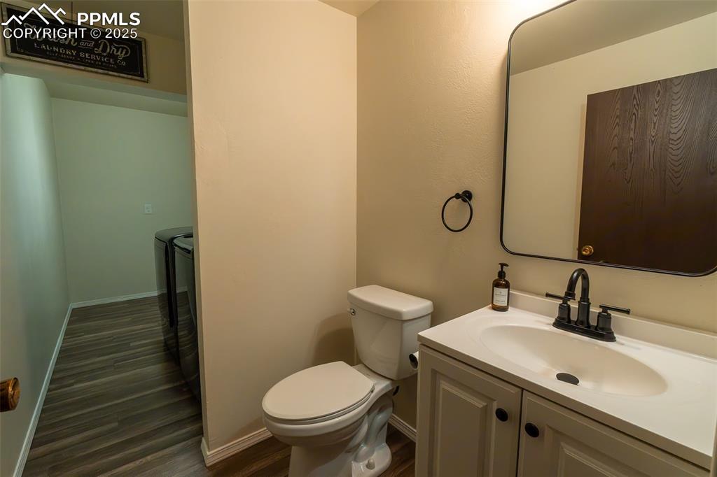 Image 32 of 45: Main floor bathroom 