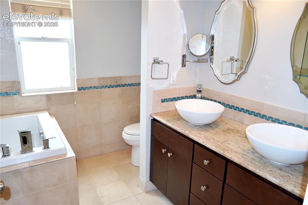 Image 10 of 36: Bathroom
