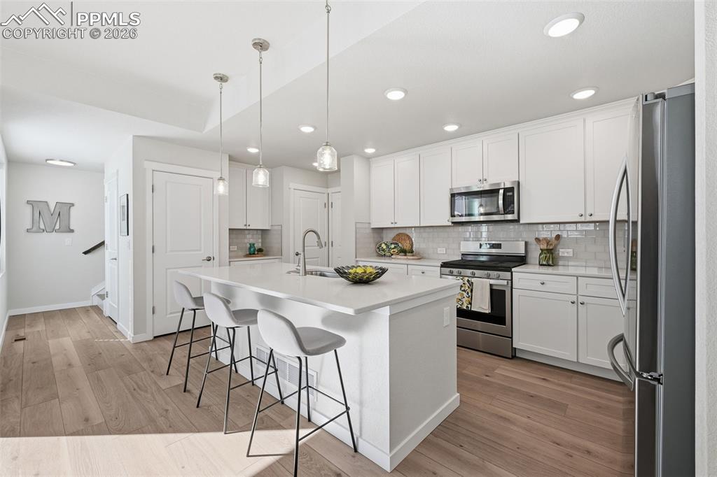 Image 14 of 32: Large kitchen with upgraded cabinets