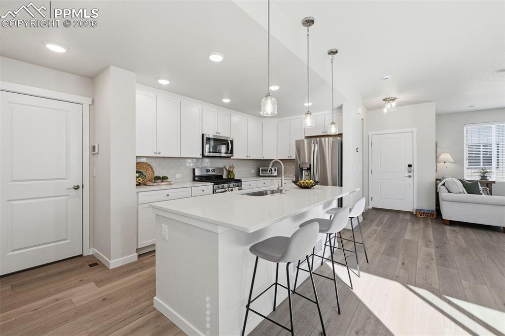 Image 15 of 32: Beautiful white kitchen