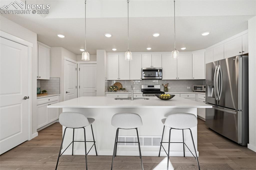 Image 16 of 32: Large center island