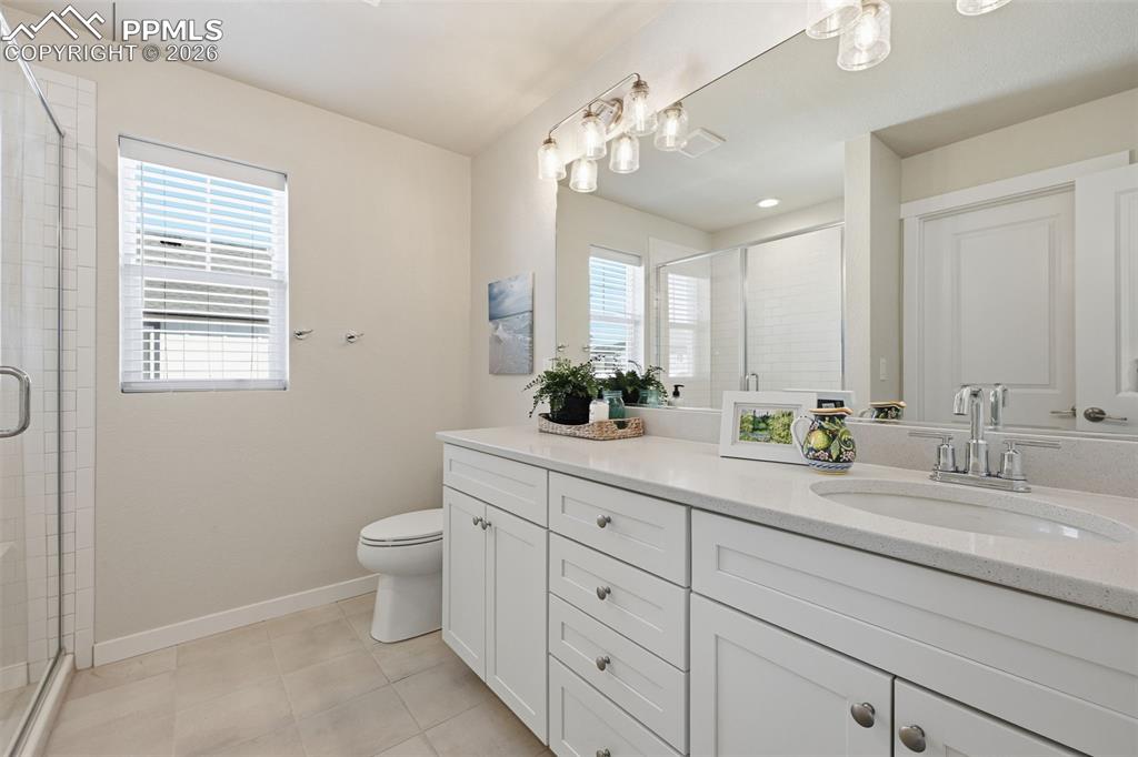Image 26 of 32: En Suite Bathroom with walk-in shower!