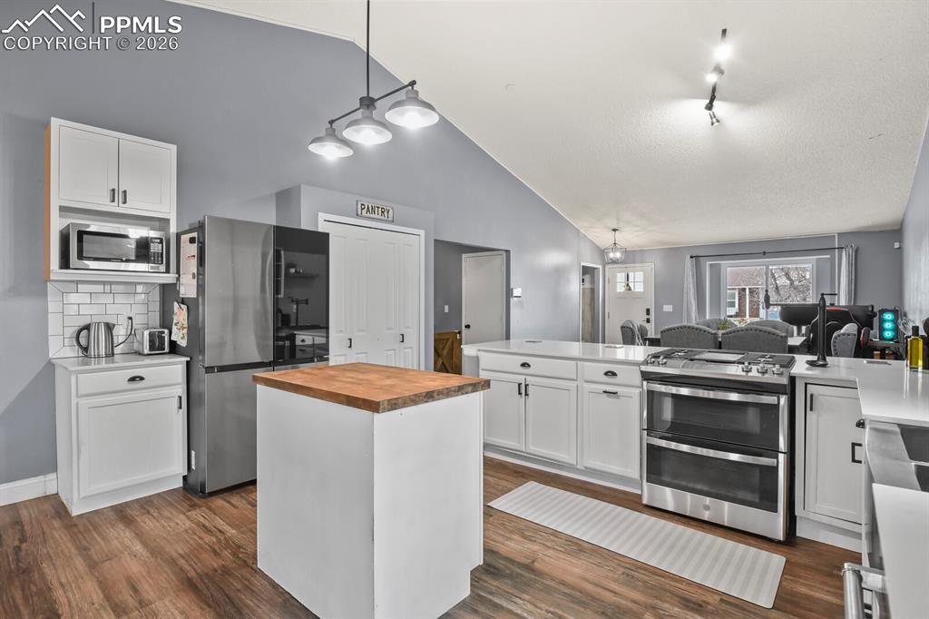 Image 10 of 46: Kitchen