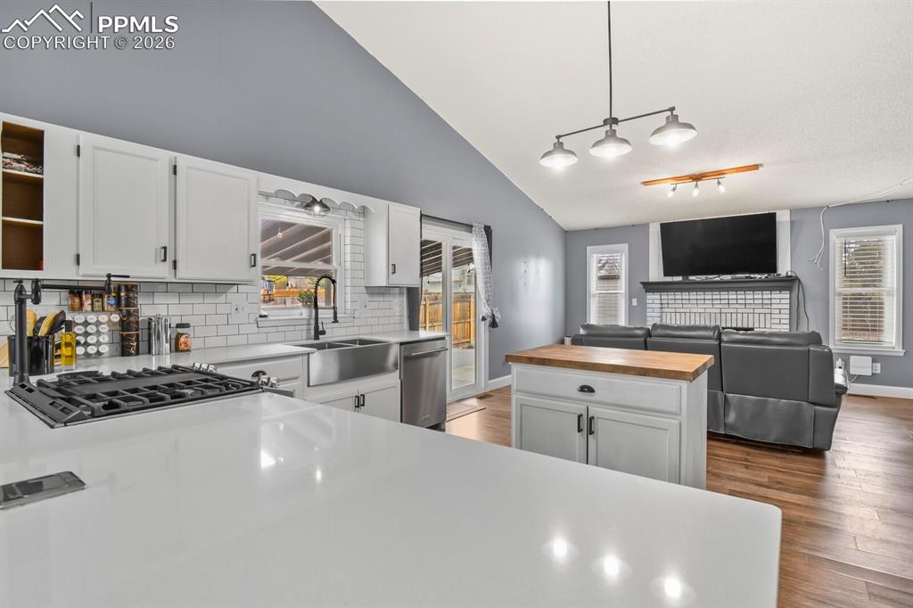 Image 11 of 46: Kitchen