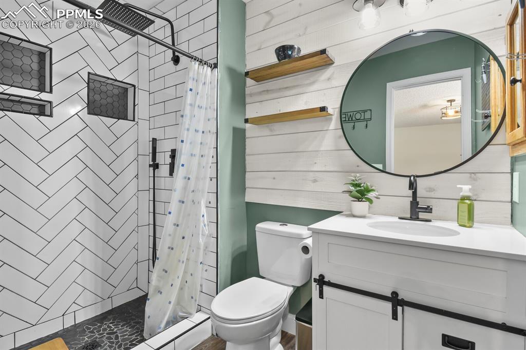 Image 26 of 46: Bathroom