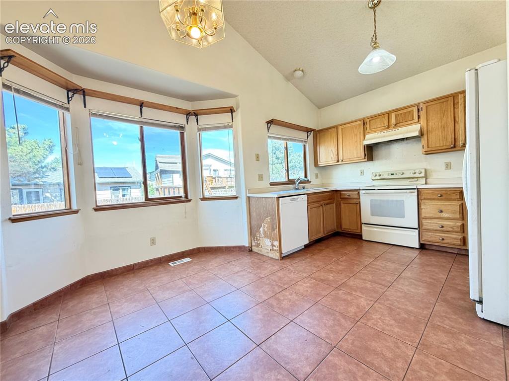 Image 4 of 16: Kitchen