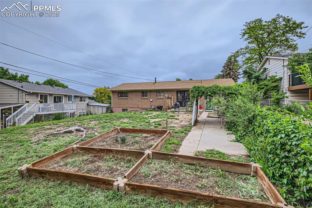 Image 12 of 28: Yard