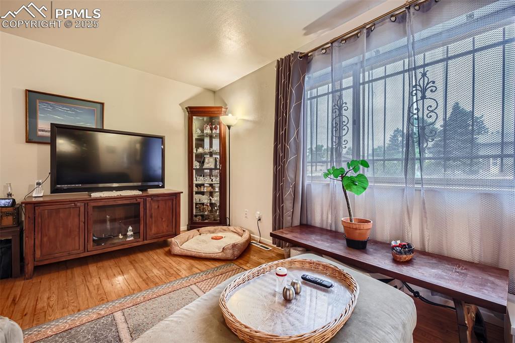 Image 14 of 28: Living Room