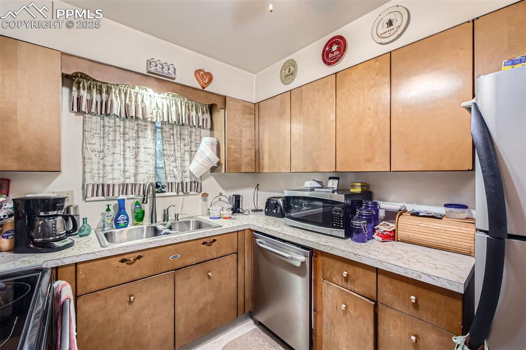 Image 16 of 28: Kitchen