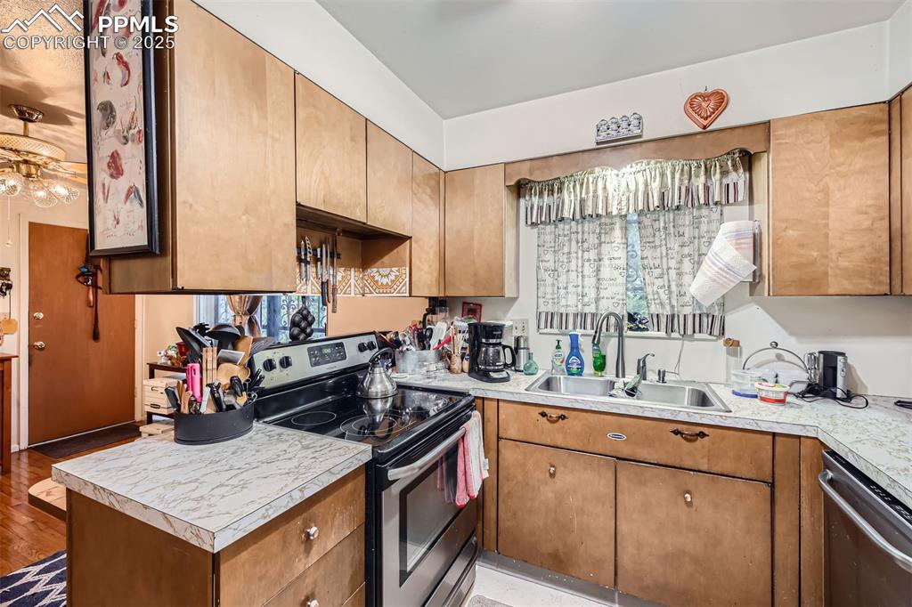Image 17 of 28: Kitchen