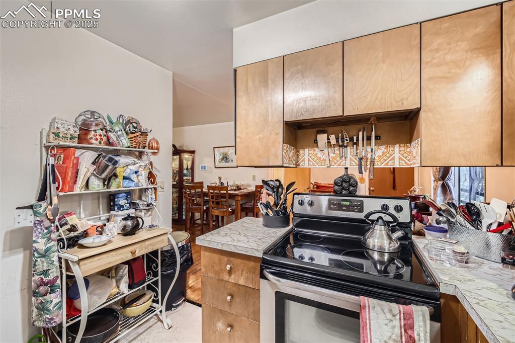 Image 18 of 28: Kitchen