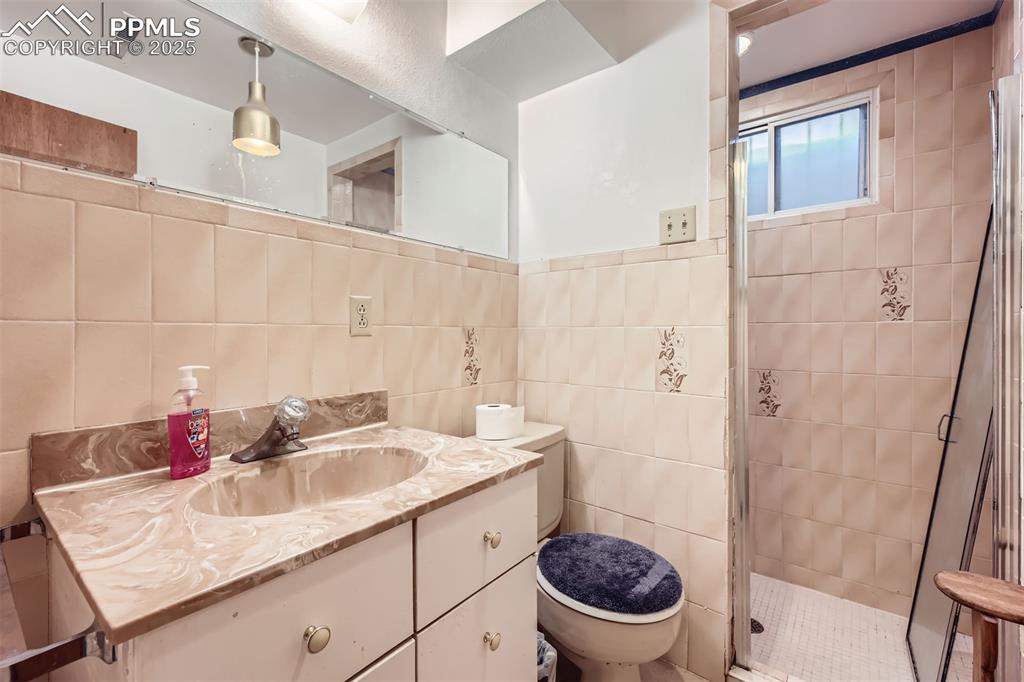 Image 27 of 28: Bathroom