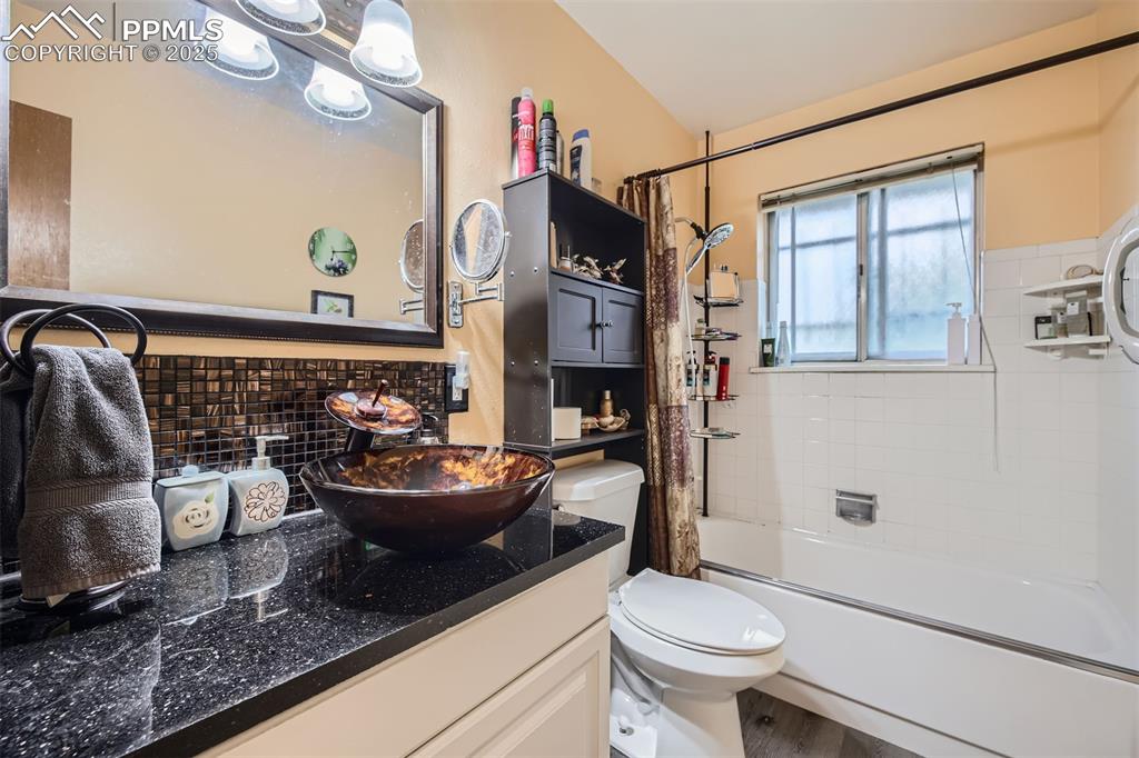 Image 8 of 28: Bathroom