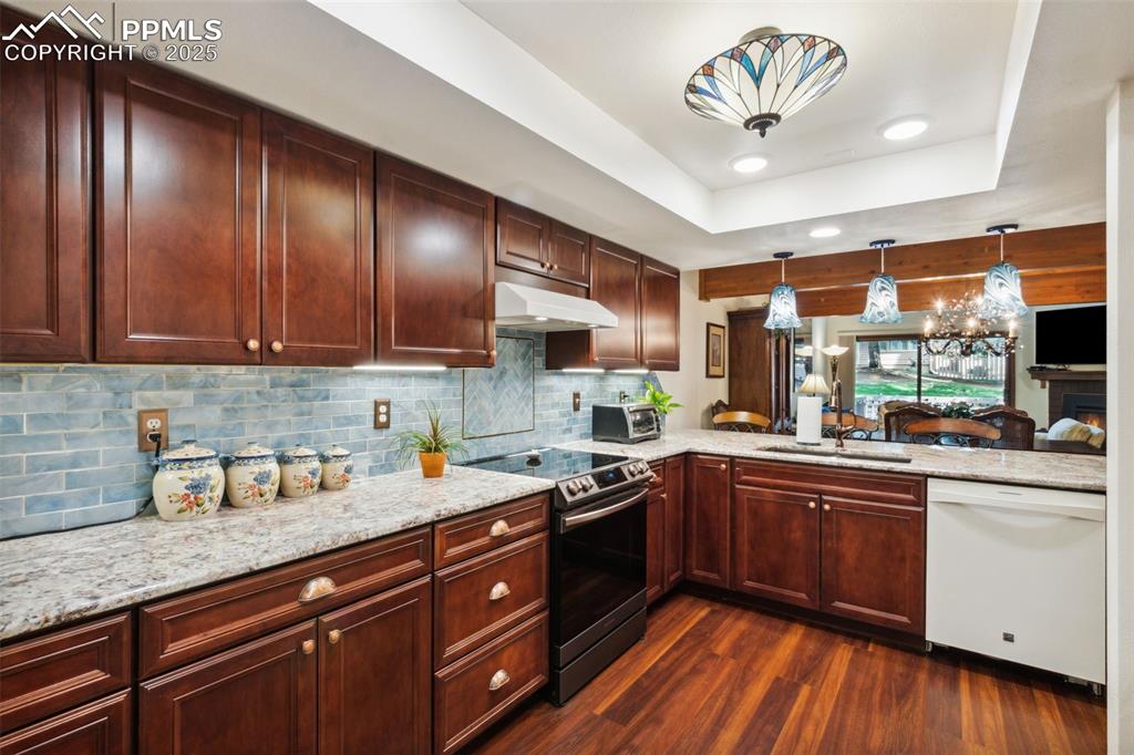 Image 4 of 23: Kitchen