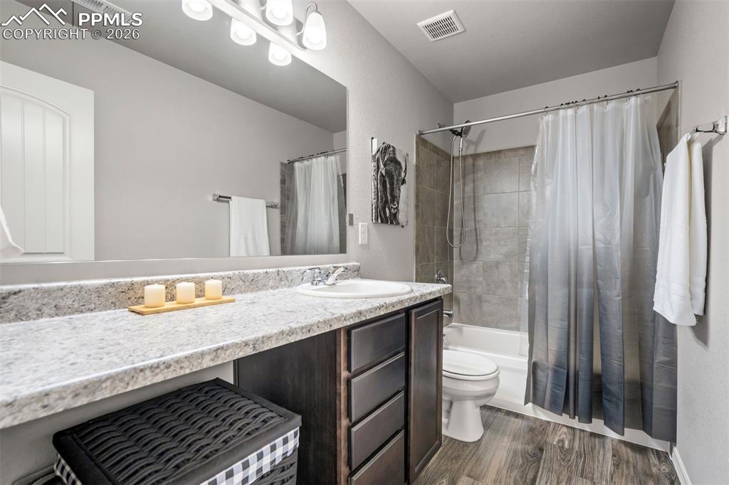 Image 33 of 45: Functional & fresh second bathroom upstairs.