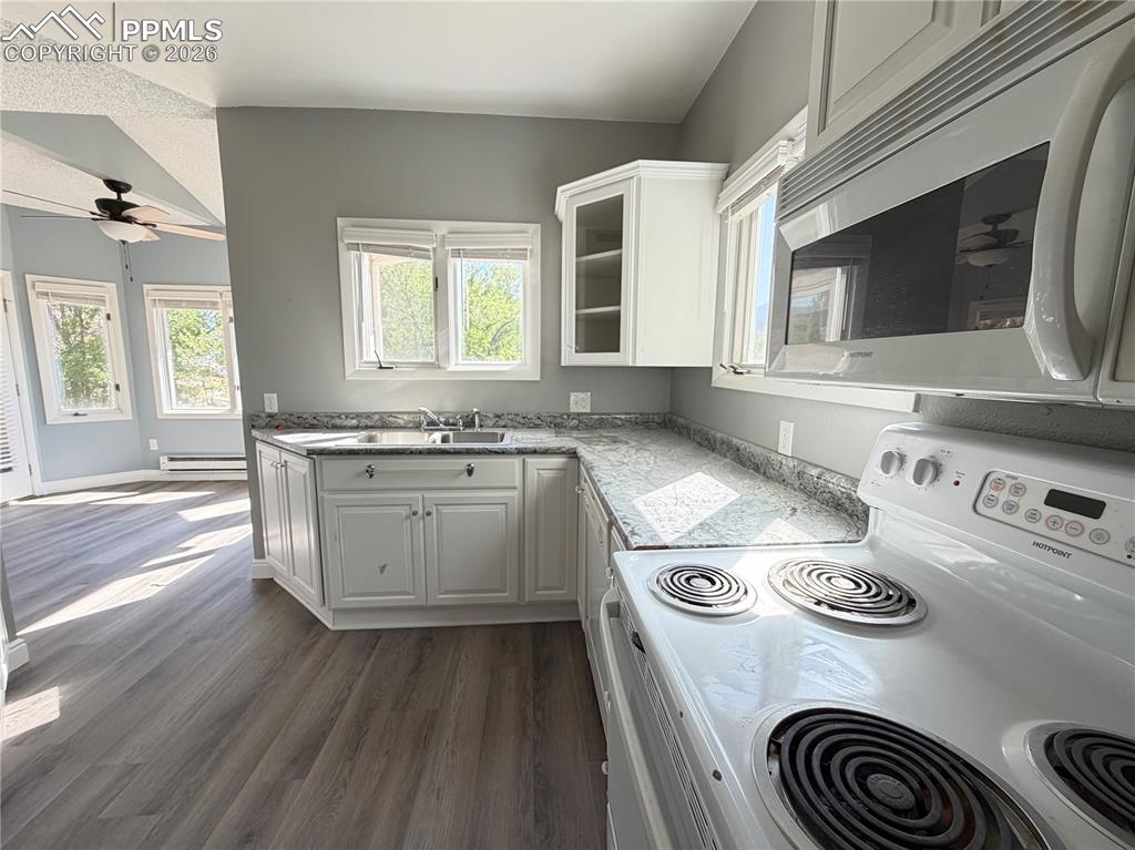 Image 10 of 20: Kitchen