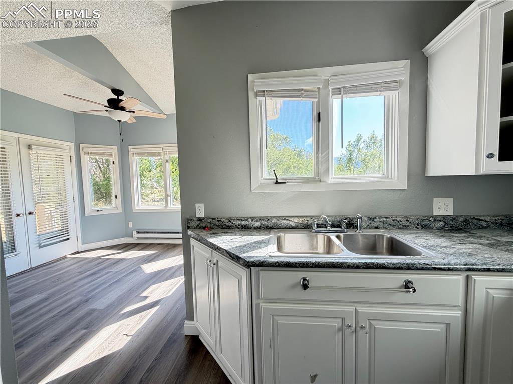 Image 11 of 20: Kitchen