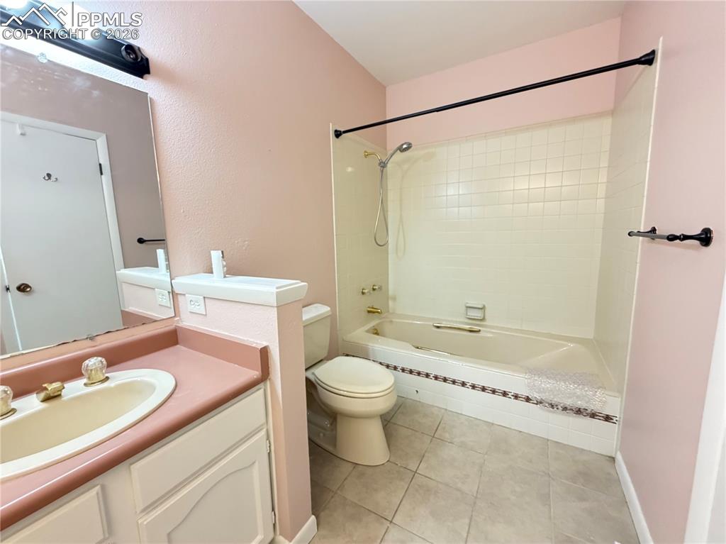Image 15 of 20: Bathroom