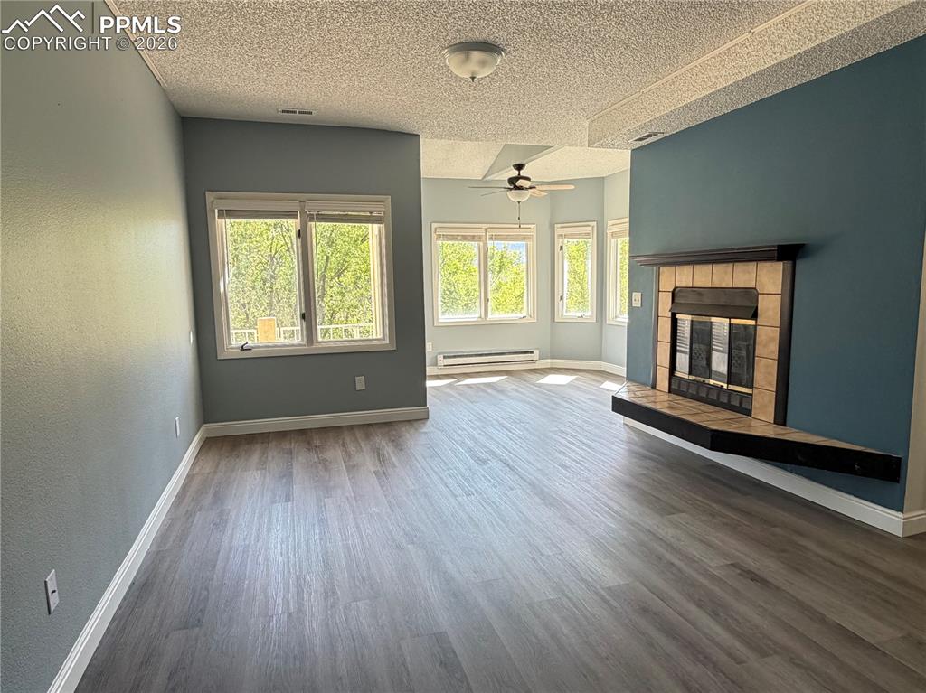 Image 8 of 20: Living Room