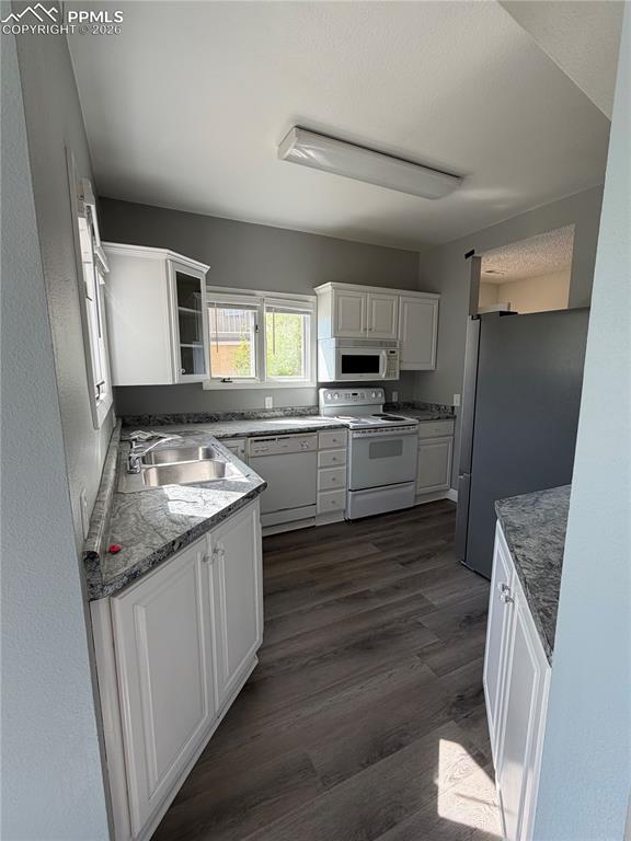 Image 9 of 20: Kitchen