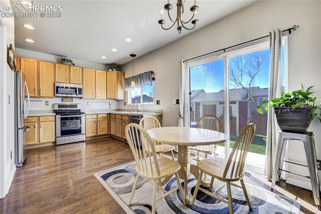 Image 10 of 50: Kitchen