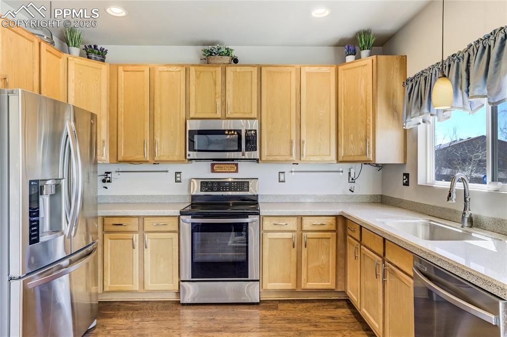 Image 12 of 50: Kitchen