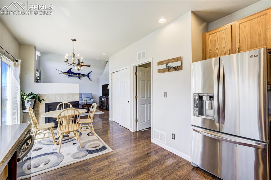 Image 14 of 50: Kitchen