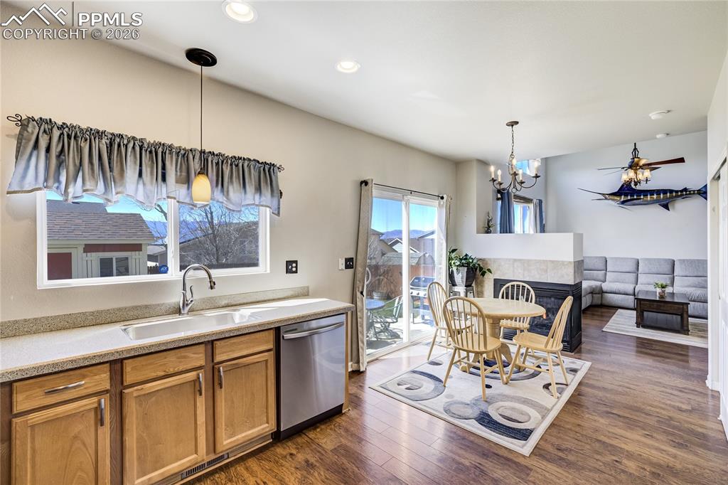 Image 15 of 50: Kitchen