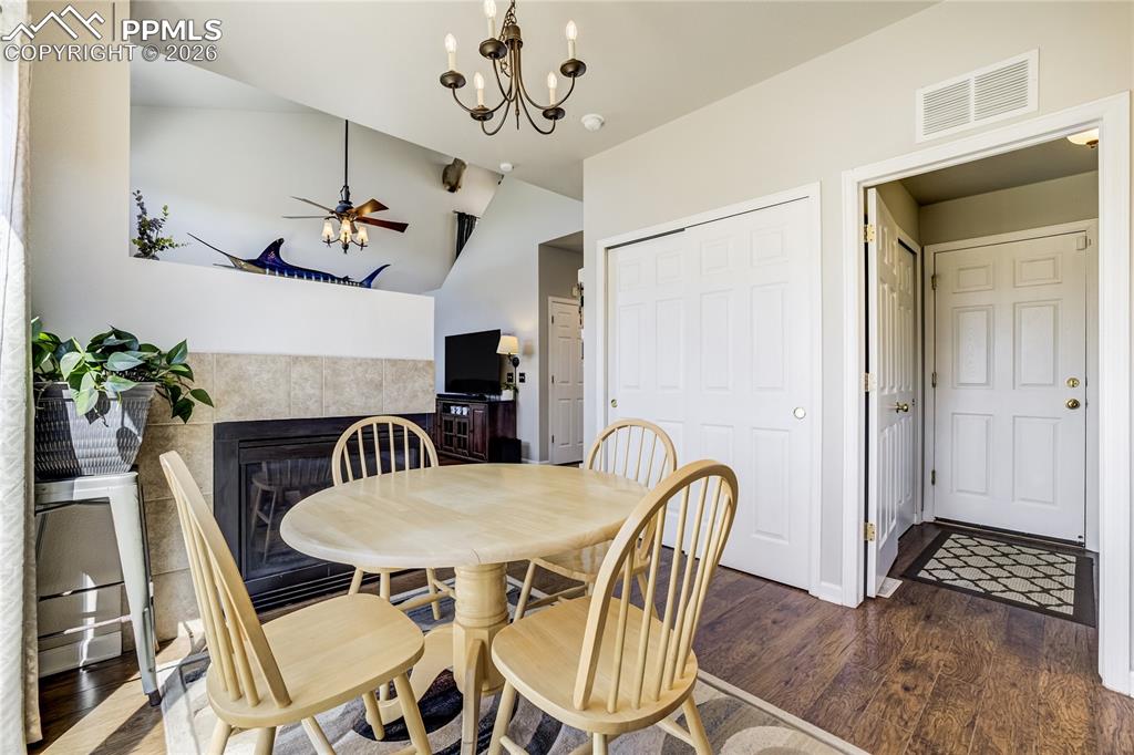 Image 18 of 50: Dining Area