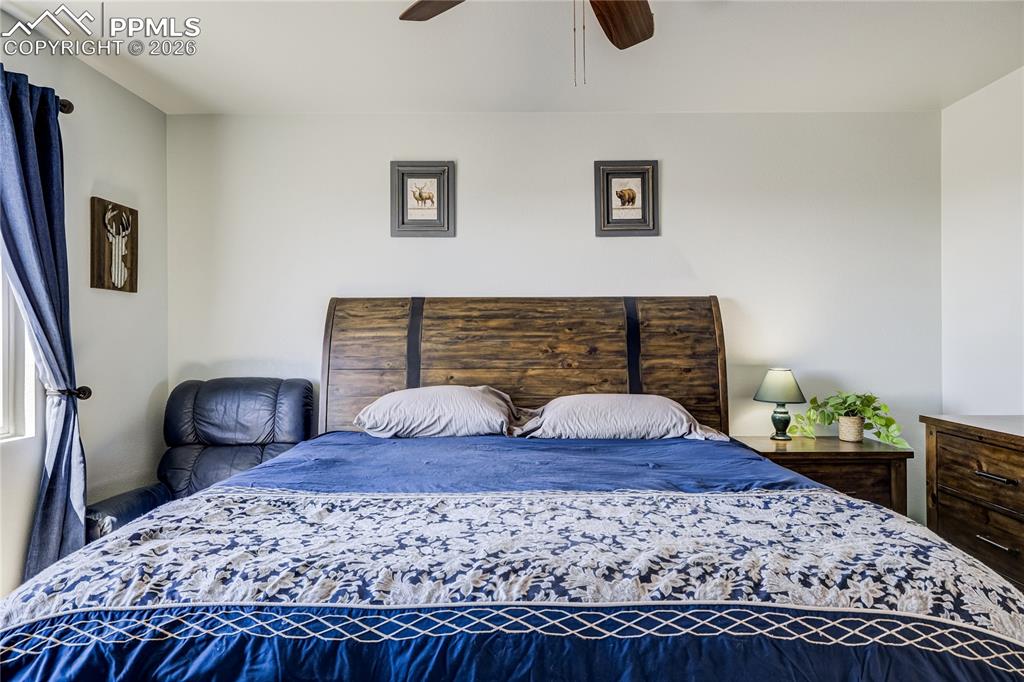 Image 25 of 50: Bedroom