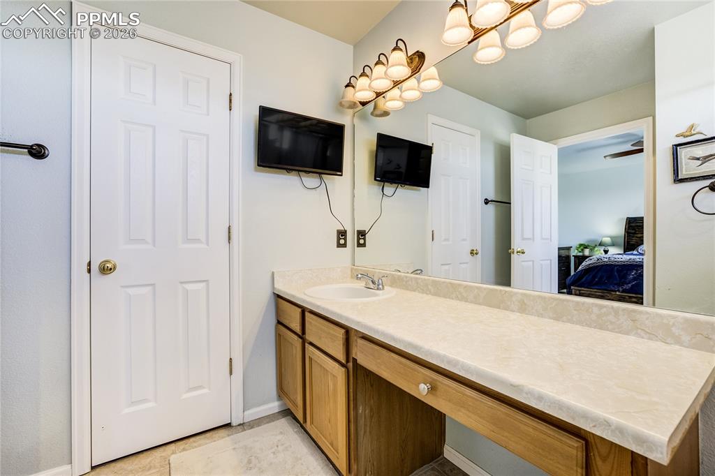 Image 28 of 50: Bathroom