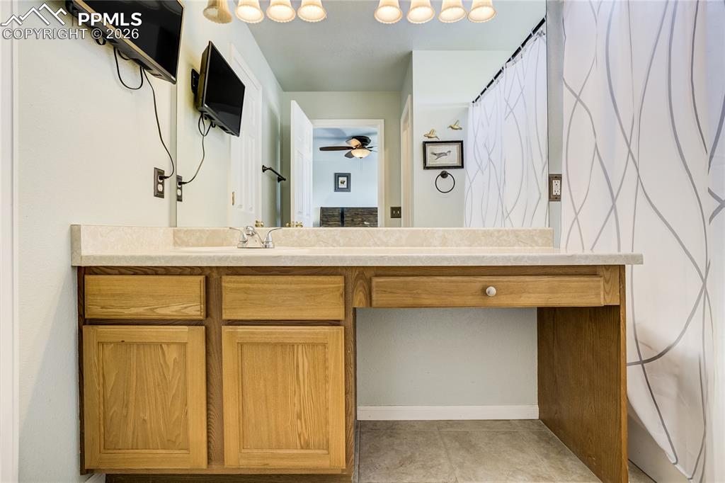 Image 29 of 50: Bathroom