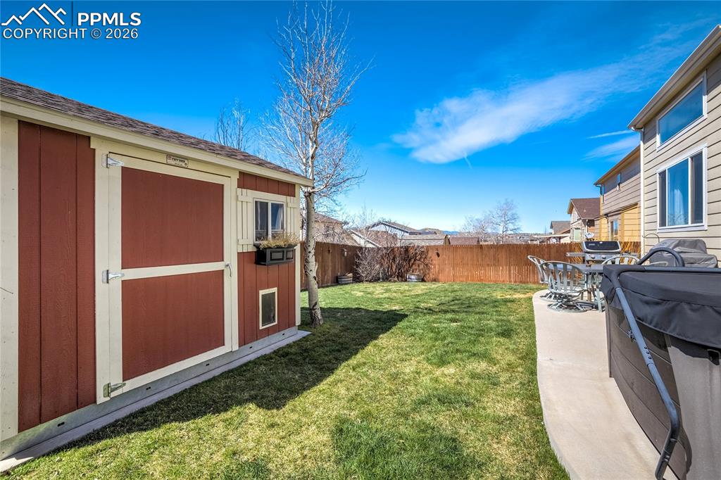 Image 38 of 50: Yard