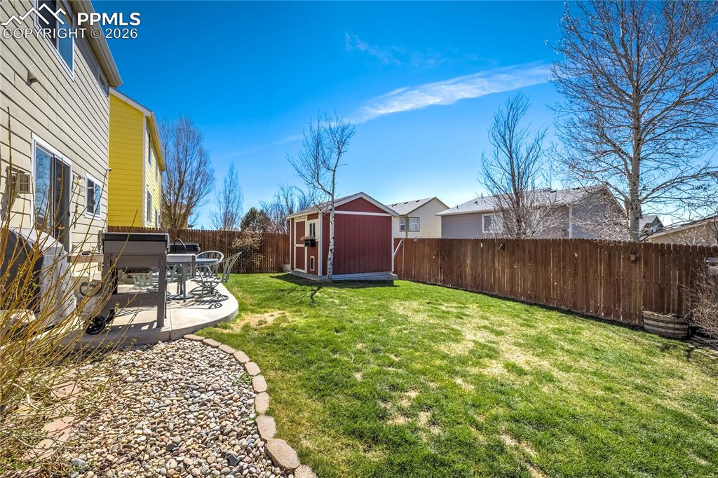 Image 41 of 50: Yard