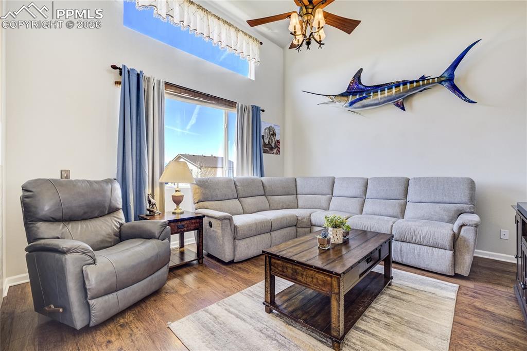 Image 5 of 50: Living Room