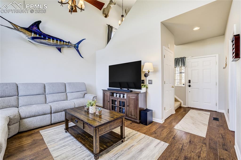 Image 7 of 50: Living Room