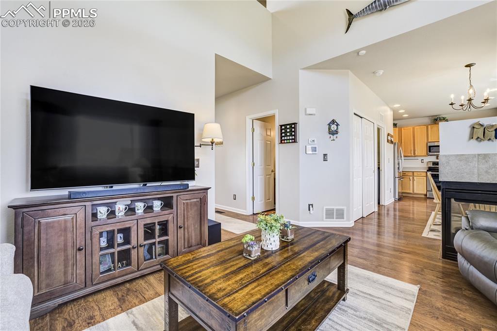 Image 8 of 50: Living Room