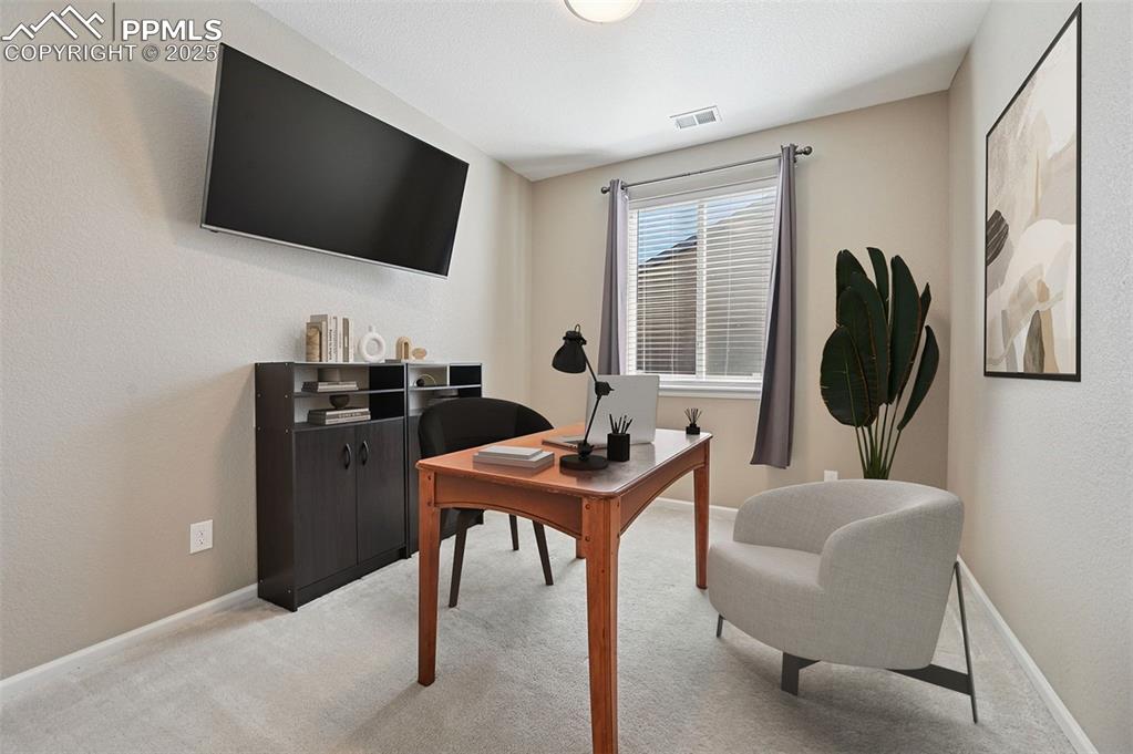 Image 18 of 24: Office