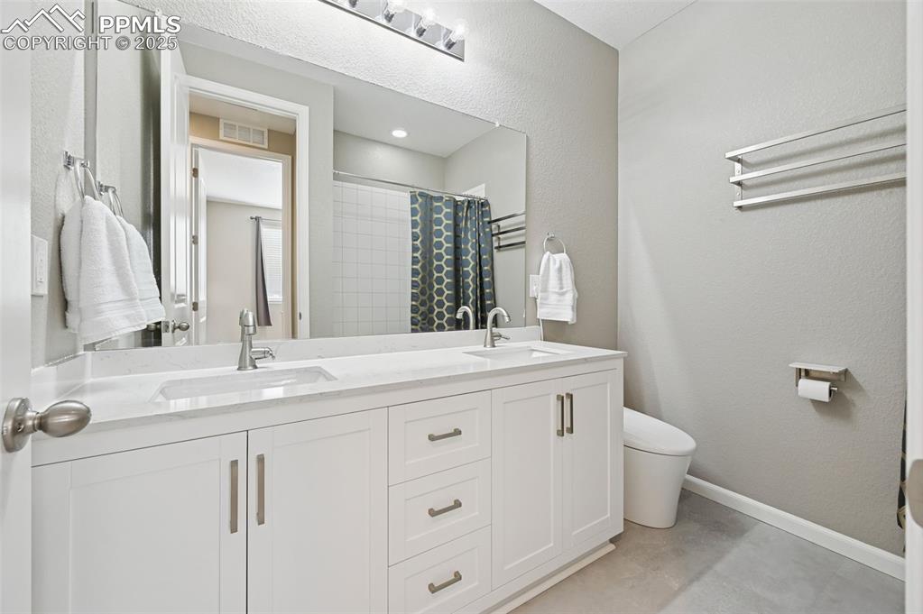 Image 19 of 24: Bathroom