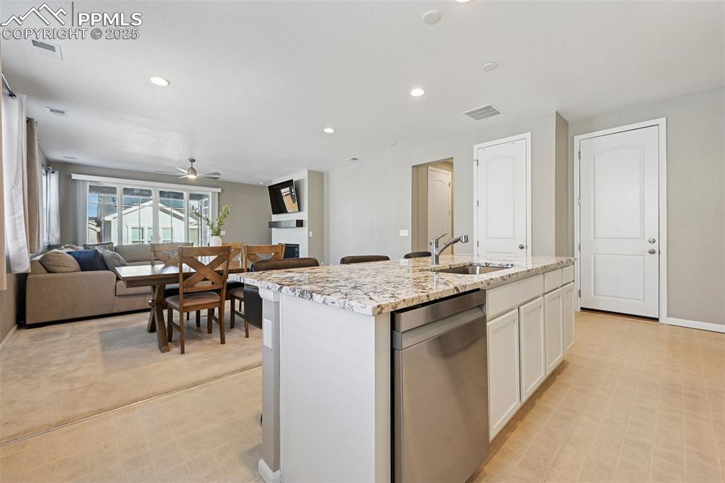 Image 7 of 24: Kitchen