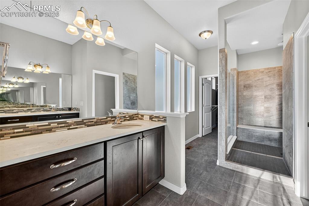 Image 23 of 44: Bathroom